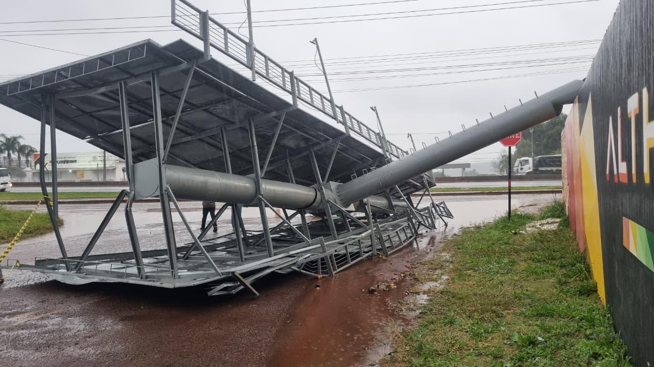 FORTE TEMPORAL DERRUBA OUTDOOR SOBRE A BR-277 EM CASCAVEL