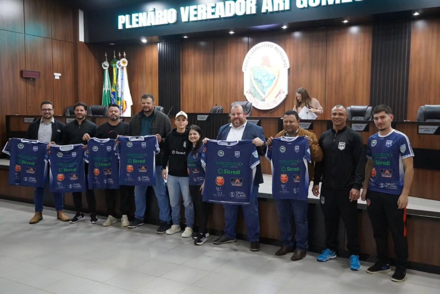 FUTSAL FEMININO DE ITAIPULÂNDIA FAZ VISITA INSTITUCIONAL À CÂMARA E APRESENTA PROJETOS PARA A TEMPORADA