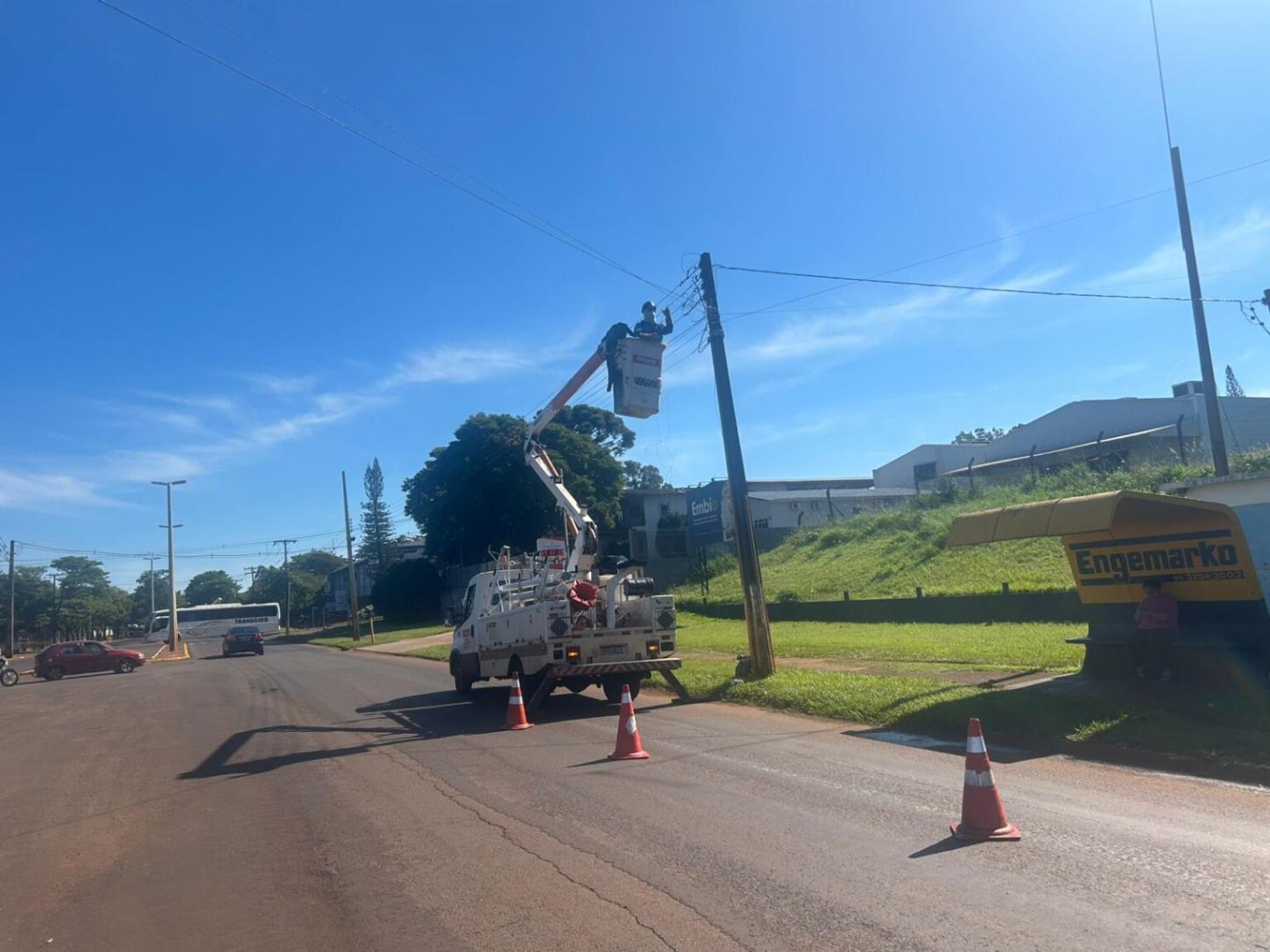 MEDIANEIRA E SÃO MIGUEL DO IGUAÇU RECEBEM MUTIRÃO DA COPEL PARA RETIRADA DE CABOS IRREGULARES DE INTERNET E TELEFONE