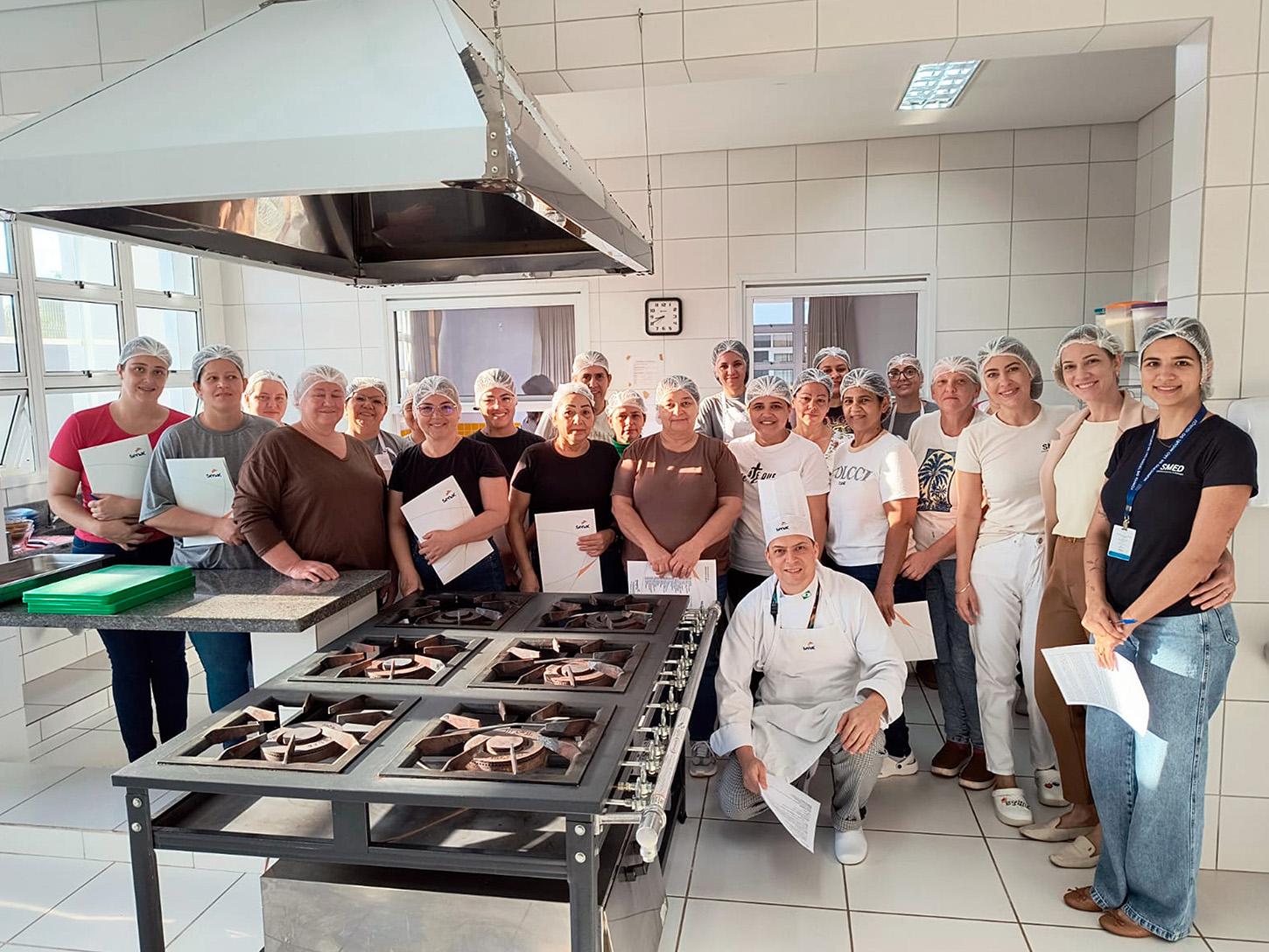 MERENDEIRAS DOS CMEIS PARTICIPAM DE APERFEIÇOAMENTO EM TÉCNICAS CULINÁRIAS EM SÃO MIGUEL