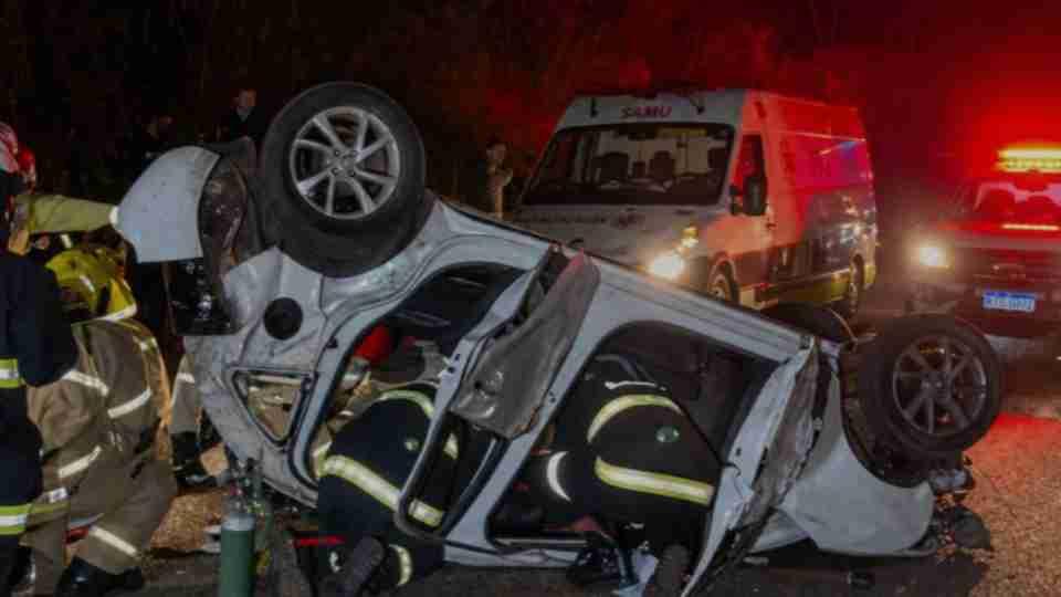 MOTORISTA ESCAPA COM FERIMENTOS APÓS CAPOTAMENTO NA BR-376