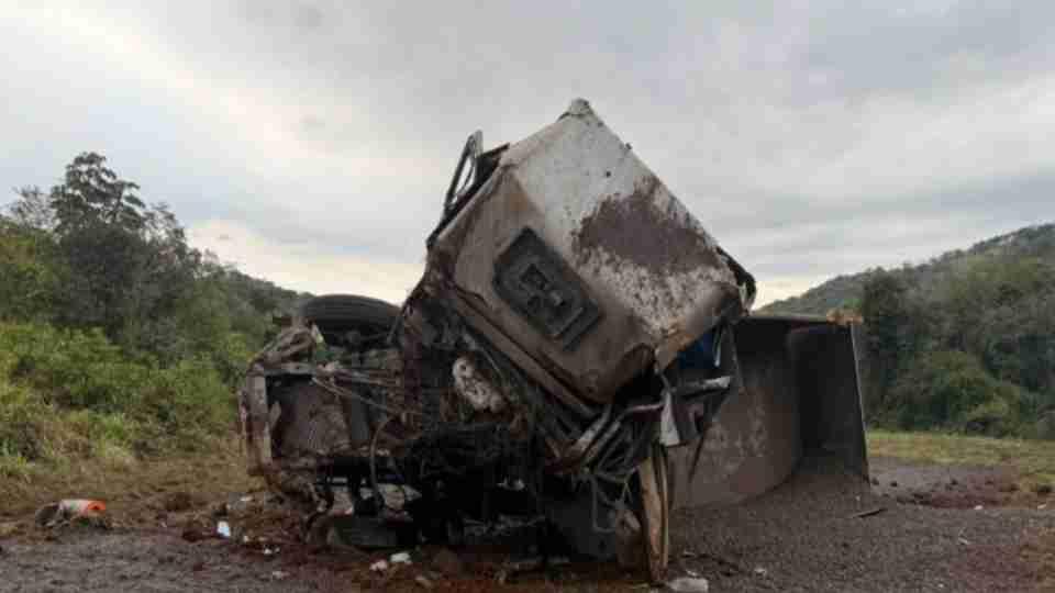 MOTORISTA FICA FERIDO APÓS CAMINHÃO TOMBAR EM RIBANCEIRA NA PR-481