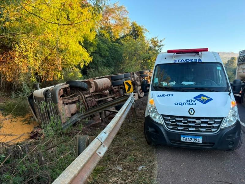 MOTORISTA MORRE APÓS CARRETA BITREM TOMBAR NA BR-163 ENTRE MERCEDES E GUAÍRA