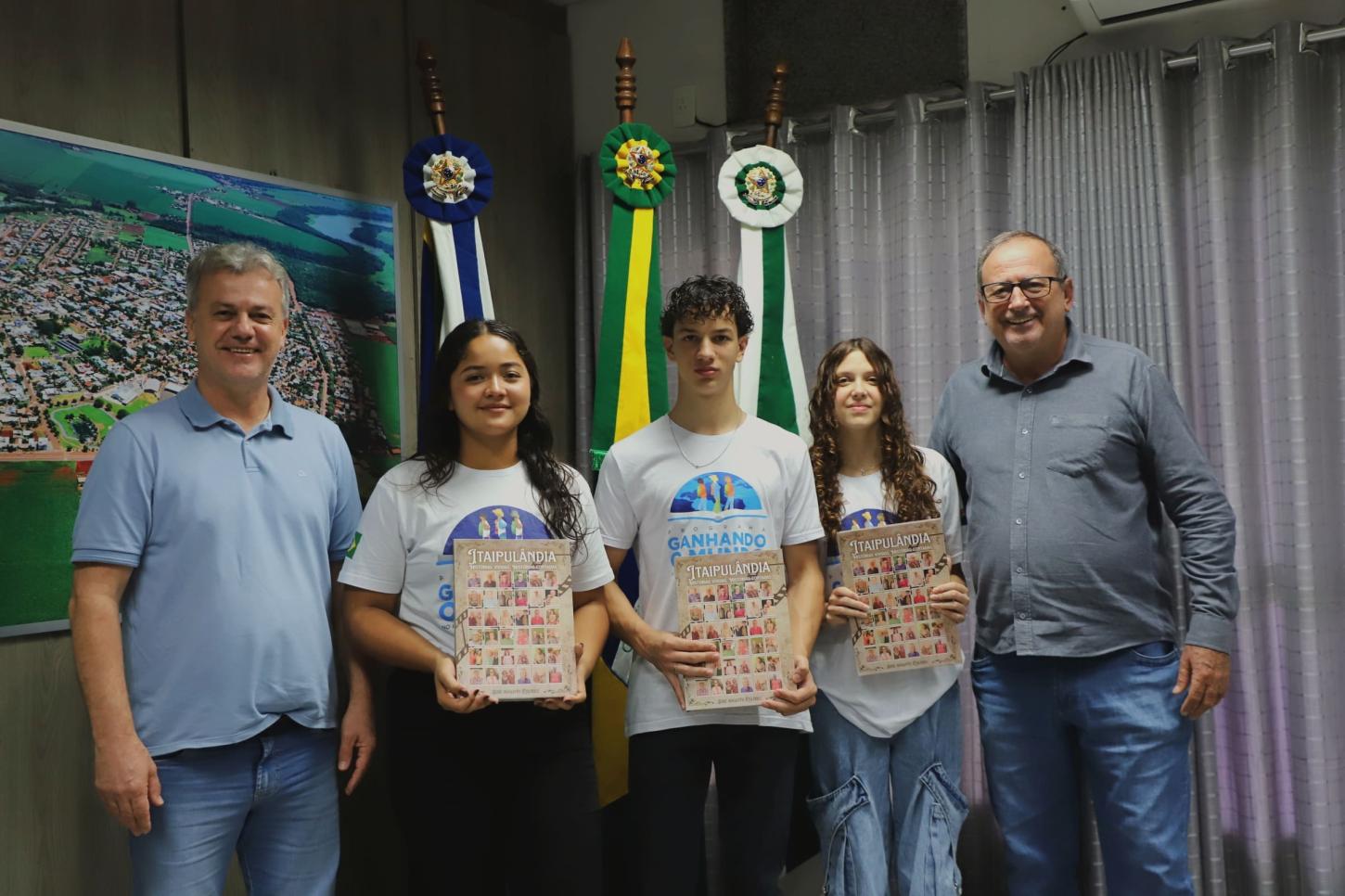 PODER EXECUTIVO DE ITAIPULÂNDIA RECEBE ESTUDANTES SELECIONADOS PARA O PROGRAMA GANHANDO O MUNDO