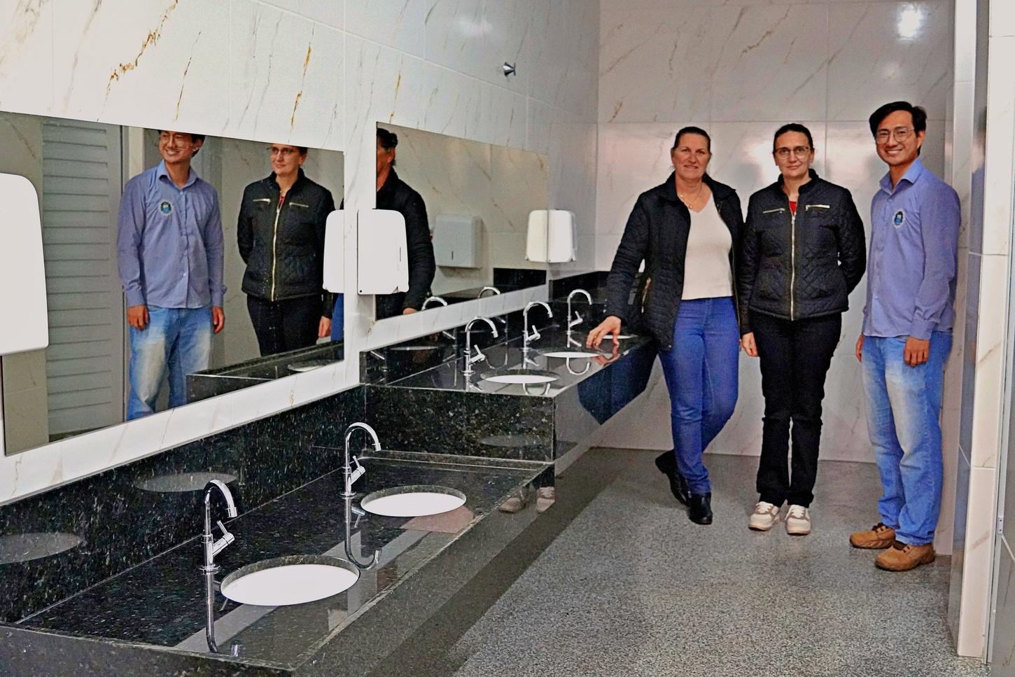 PREFEITURA DE ITAIPULÂNDIA INVESTE R$ 111,9 MIL NA REFORMA DOS BANHEIROS DA ESCOLA DONA LEOPOLDINA