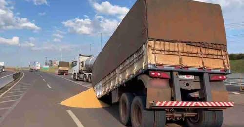 SEMIRREBOQUE DE BITREM CARREGADO COM MILHO TOMBA NA BR-277