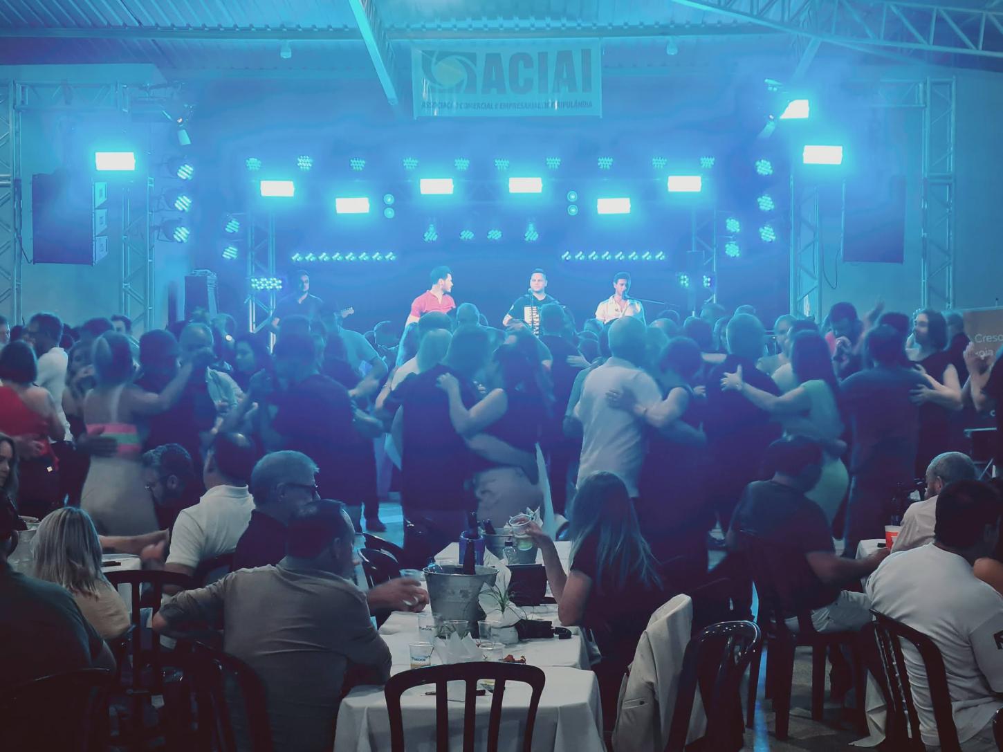 2º BAILE DE CASAIS DA ACIAI REÚNE PÚBLICO E MARCA NOITE DE CONFRATERNIZAÇÃO NO CARAMURU