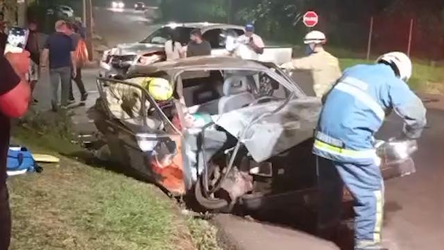 GRAVE ACIDENTE ENTRE CAMINHONETE E CARRO DEIXA MOTORISTA FERIDO EM FOZ DO IGUAÇU