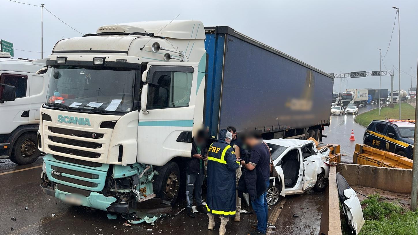 ACIDENTE ENTRE CARRO E CAMINHÃO NA BR-277 DEIXA DUAS PESSOAS FERIDAS