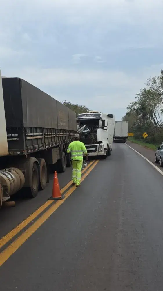 ACIDENTE ENTRE DUAS CARRETAS DEIXA TRÂNSITO LENTO NA BR-163 EM MARECHAL RONDON