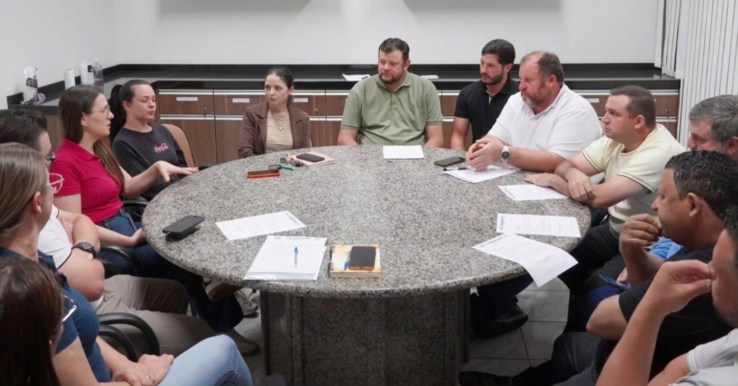 CÂMARA DE ITAIPULÂNDIA RECEBE EDUCADORES PARA DISCUTIR AS MUDANÇAS NO FÓRUM MUNICIPAL DA EDUCAÇÃO