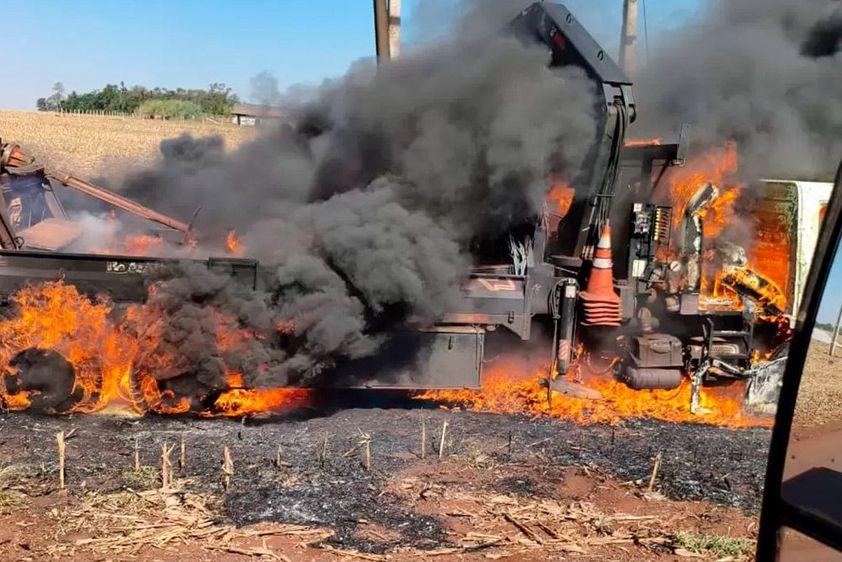 CAMINHÃO PEGA FOGO DURANTE TRABALHO NA REDE ELÉTRICA NA REGIÃO