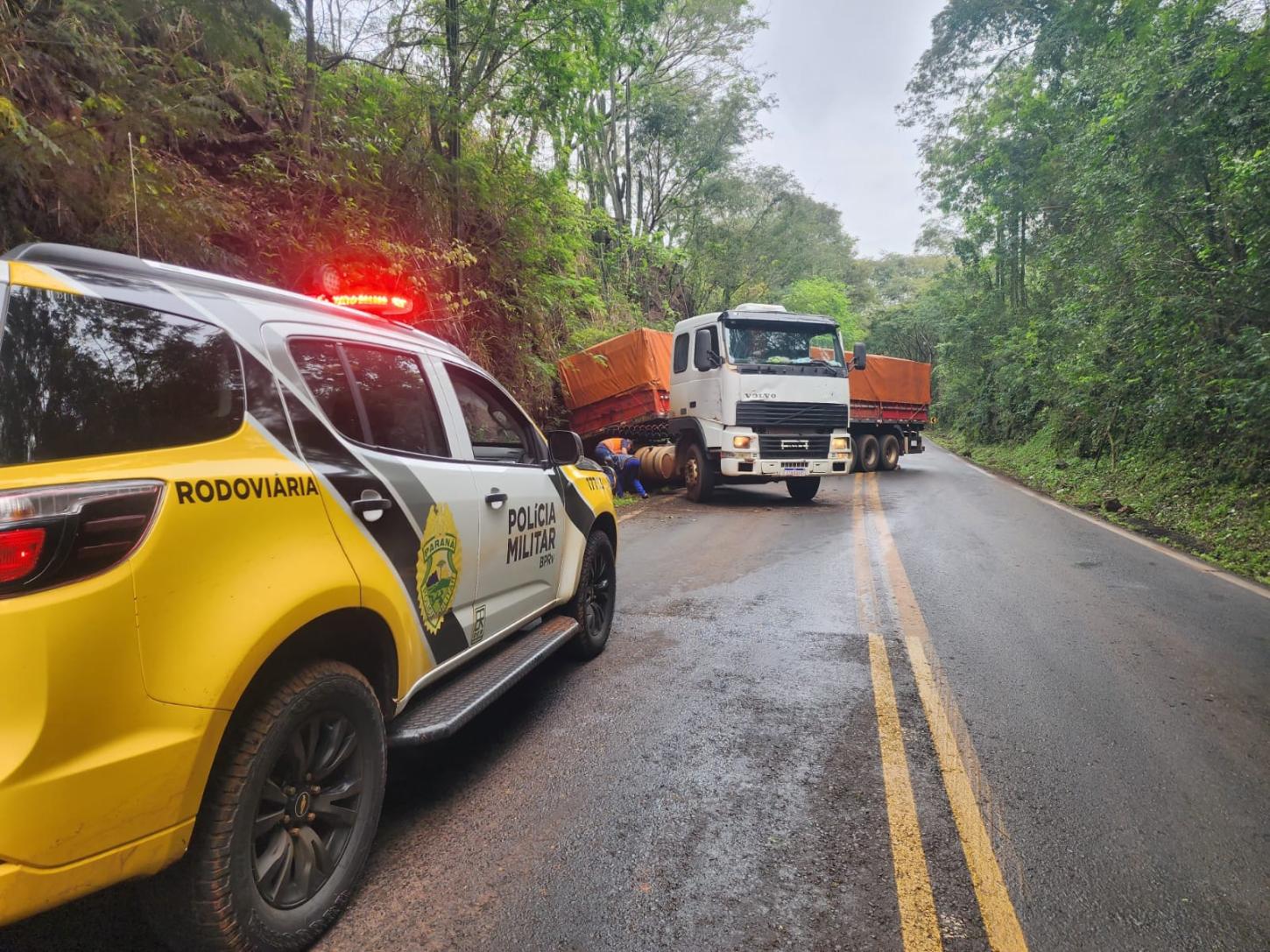 CARRETA PERDE FORÇA E FICA ATRAVESSADA NA PR-488 DURANTE SUBIDA DA SERRA DE DIAMANTE