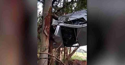 CARRO SAI DA PISTA E FICA PENDURADO EM ÁRVORE ÀS MARGENS DA PR-542, NO PARANÁ