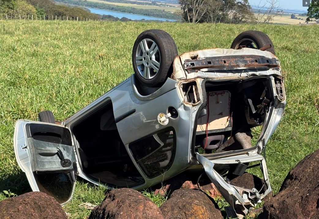 CORSA CAPOTA É ENCONTRADO NA ESTRADA DA SANTA, EM ITAIPULÂNDIA