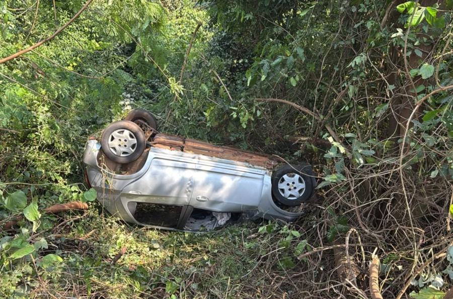 SERRANÓPOLIS DO IGUAÇU: HOMEM FICA FERIDO APÓS PERDER CONTROLE DE CARRO E CAPOTAR