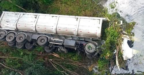 MOTORISTA É ENCONTRADO MORTO APÓS CAMINHÃO CAIR EM REPRESA NA BR-376