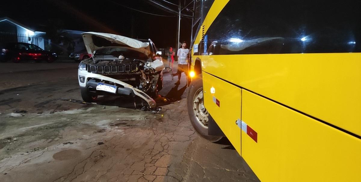 MOTORISTA FICA FERIDO EM FORTE COLISÃO ENTRE JEEP E ÔNIBUS EM SÃO MIGUEL DO IGUAÇU