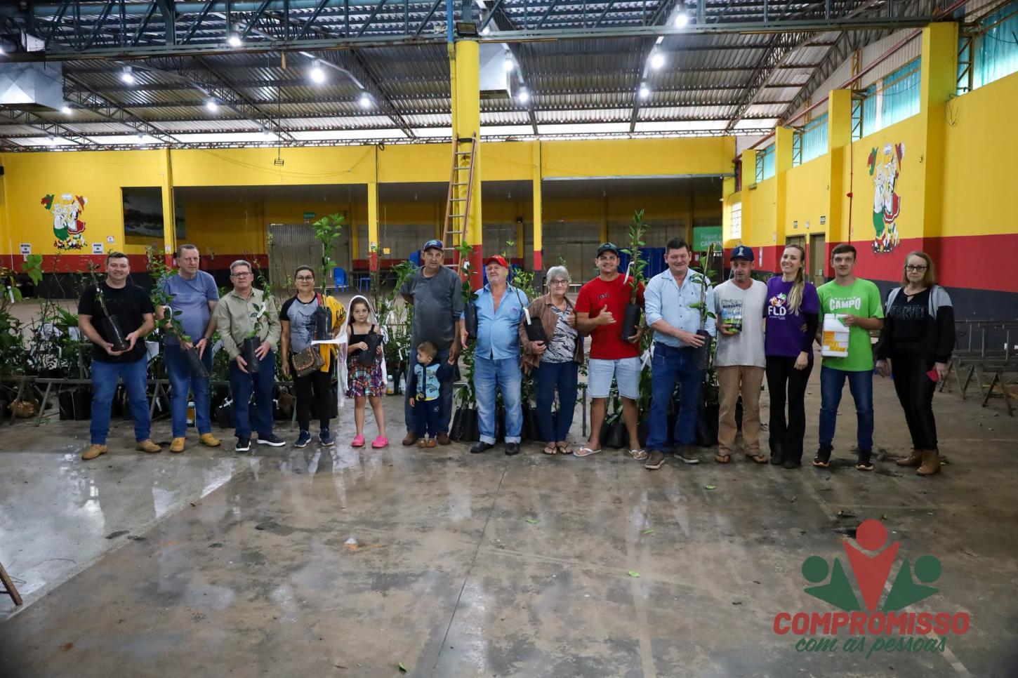 PRODUTORES RURAIS DE MISSAL RECEBEM MAIS DE 1,8 MIL MUDAS DE ÁRVORES FRUTÍFERAS