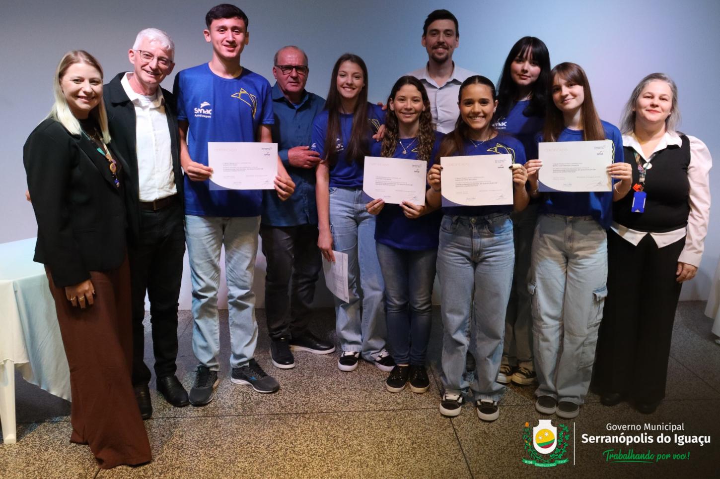 SERRANÓPOLIS ENTREGA CERTIFICADOS A JOVENS QUE CONCLUÍRAM PROGRAMA DE APRENDIZAGEM EM SERVIÇOS ADMINISTRATIVOS