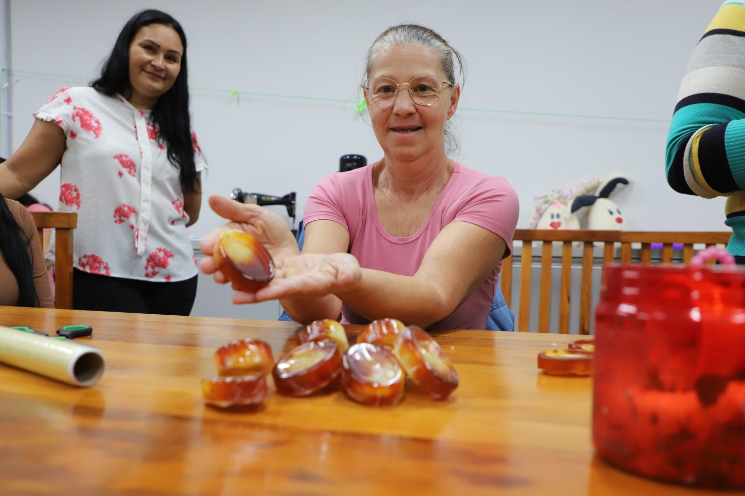 SUPERA MULHER: ITAIPULÂNDIA CAPACITA MULHERES COM CURSO DE SABONETES ARTESANAIS