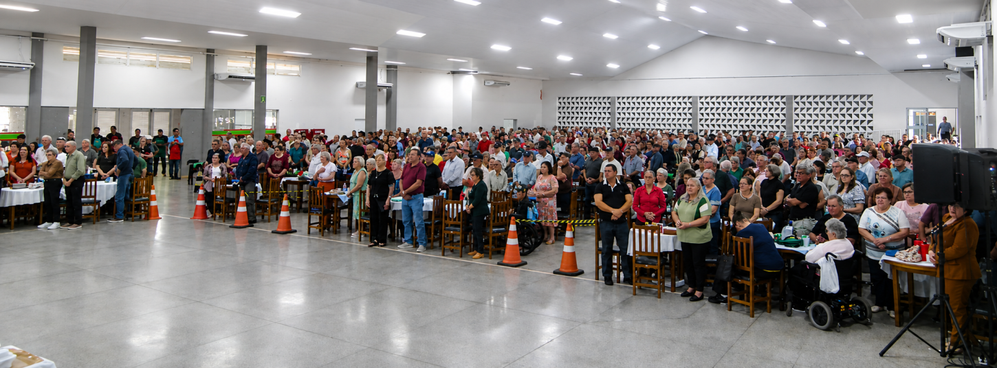 TERCEIRA IDADE DE ITAIPULÂNDIA CELEBRA O DIA DOS PAIS COM ALMOÇO ESPECIAL