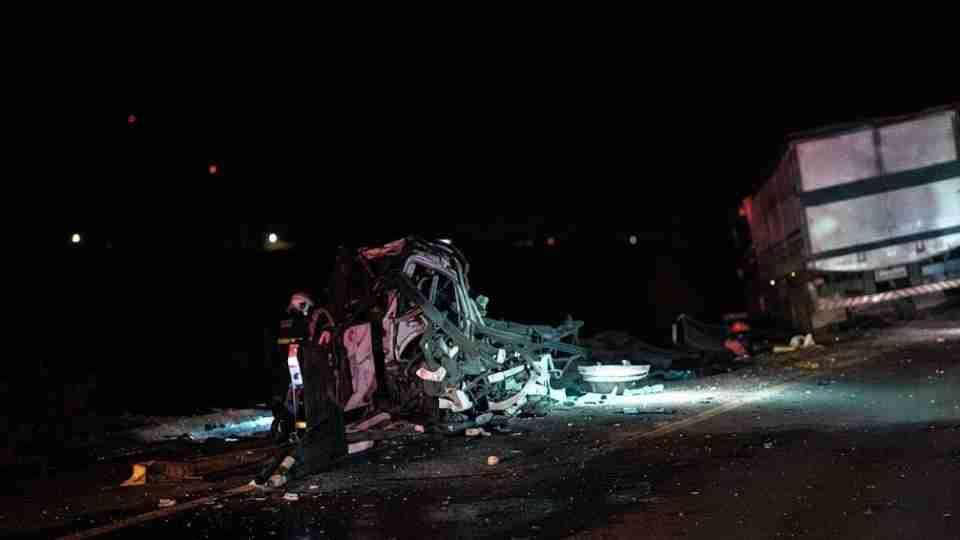 TRAGÉDIA NA BR-373: COLISÃO ENTRE CARRETA E ÔNIBUS DEIXA 21 MORTOS NO PARANÁ