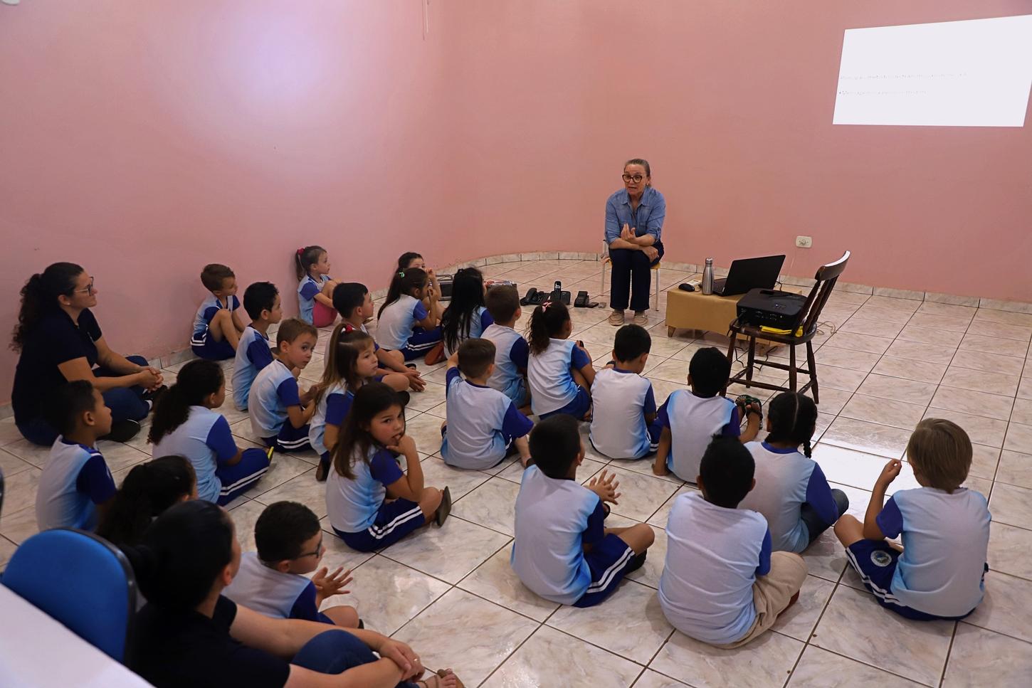 ALUNOS DO INFANTIL 5 CONHECEM A EVOLUÇÃO DOS MEIOS DE COMUNICAÇÃO EM ITAIPULÂNDIA