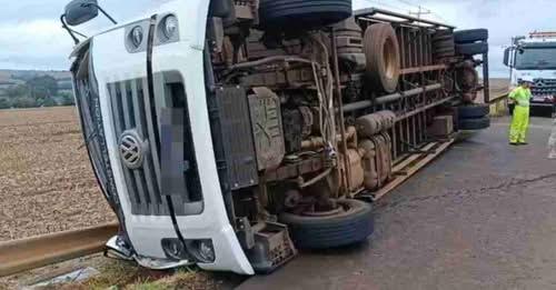 CAMINHÃO TOMBA NA BR-163 ENTRE TOLEDO E MARECHAL CÂNDIDO RONDON