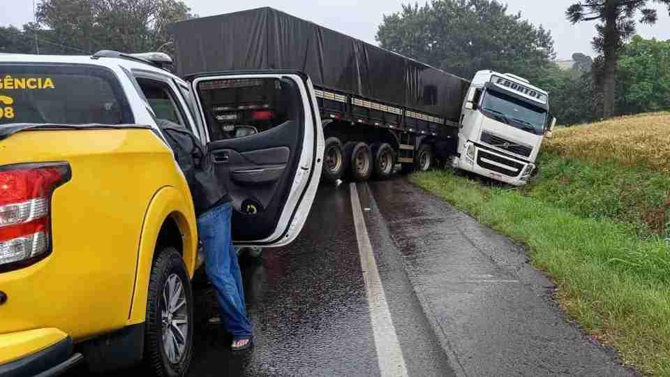 CARRETA SAI DA PISTA E INTERDITA PR-182 EM REALEZA; FILA PASSA DE 4 QUILÔMETROS