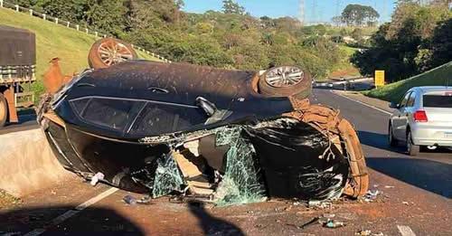 COROLLA BATE CONTRA MURETA E CAPOTA NA PRC-467 EM CASCAVEL