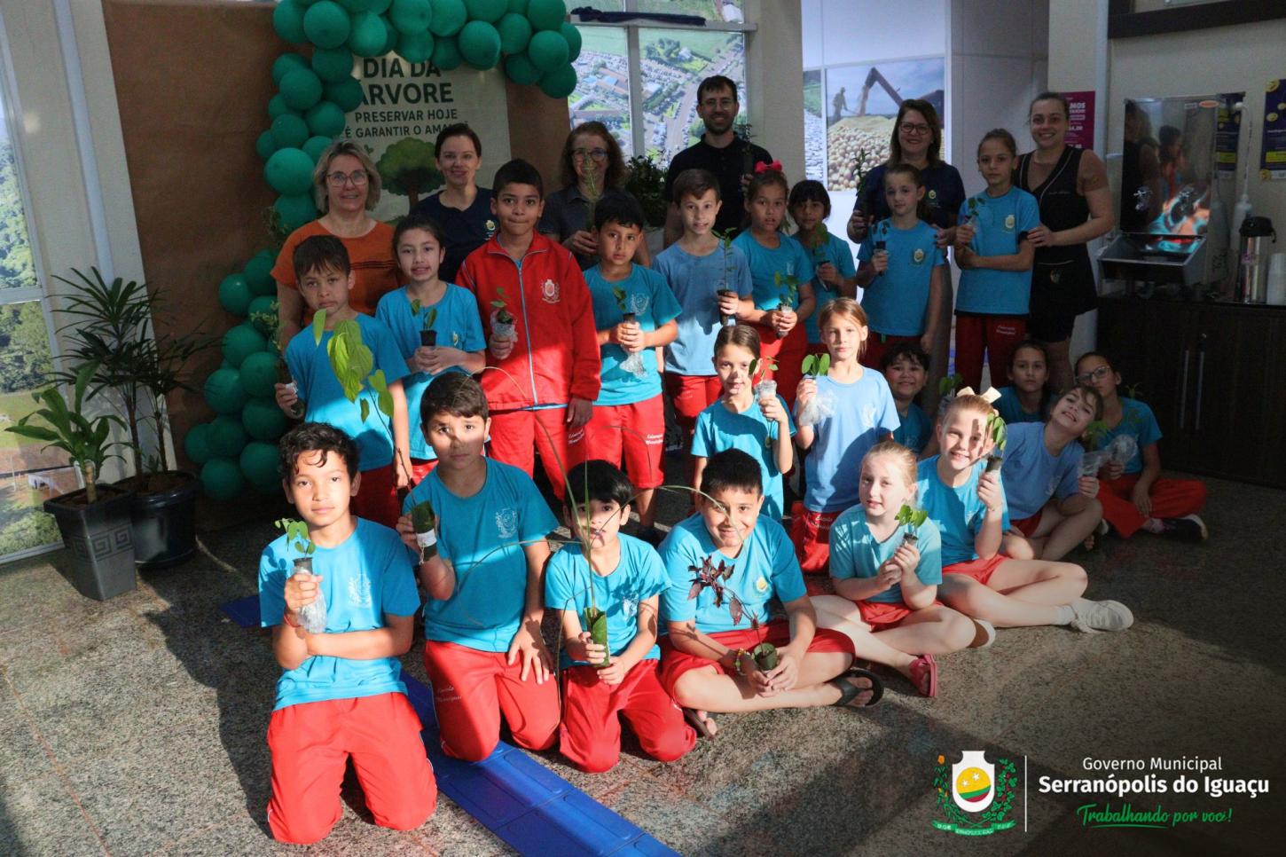 DIA DA ÁRVORE É MARCADO COM DISTRIBUIÇÃO GRATUITA DE MUDAS EM SERRANÓPOLIS DO IGUAÇU