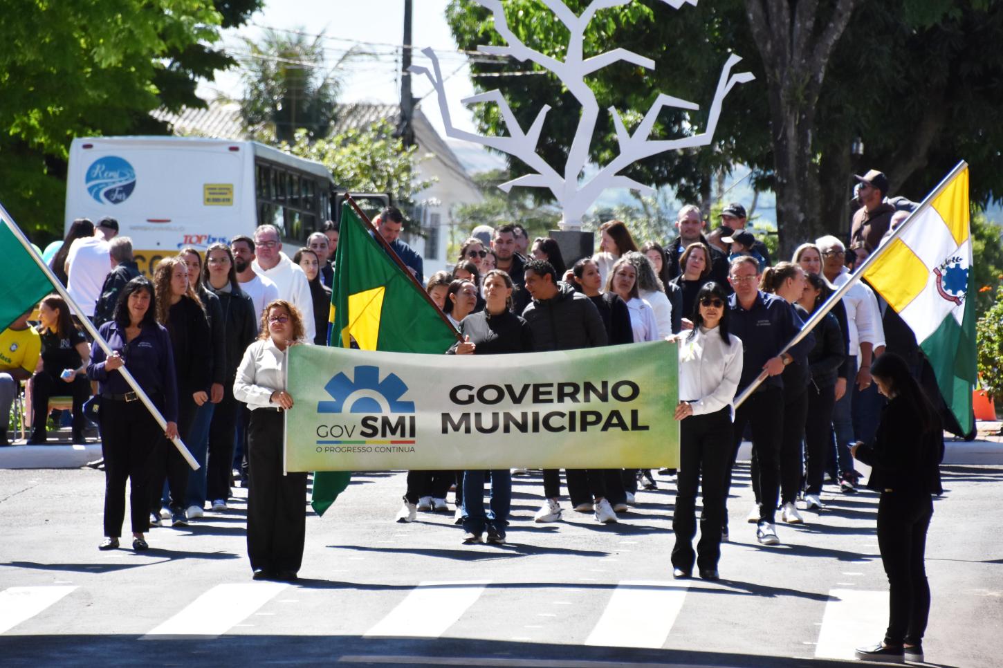 GRANDE PÚBLICO PRESTIGIA DESFILE CÍVICO DE 7 DE SETEMBRO QUE EXALTOU OS 65 ANOS DE SÃO MIGUEL DO IGUAÇU
