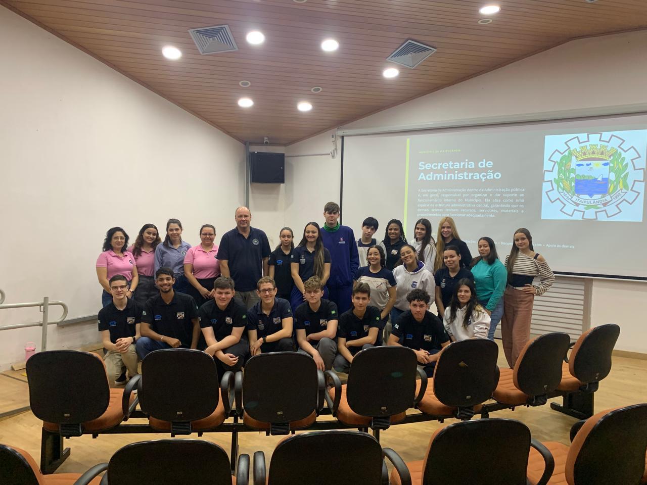  ITAIPULÂNDIA - ALUNOS DO COLÉGIO ESTADUAL COSTA E SILVA VISITAM SECRETARIA DE ADMINISTRAÇÃO E CONHECEM FUNCIONAMENTO DO SERVIÇO PÚBLICO