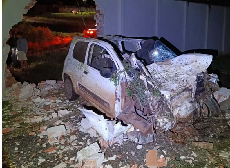 JOVEM MORRE APÓS CARRO BATER EM CAVALO E ATINGIR MURO NA PR-456