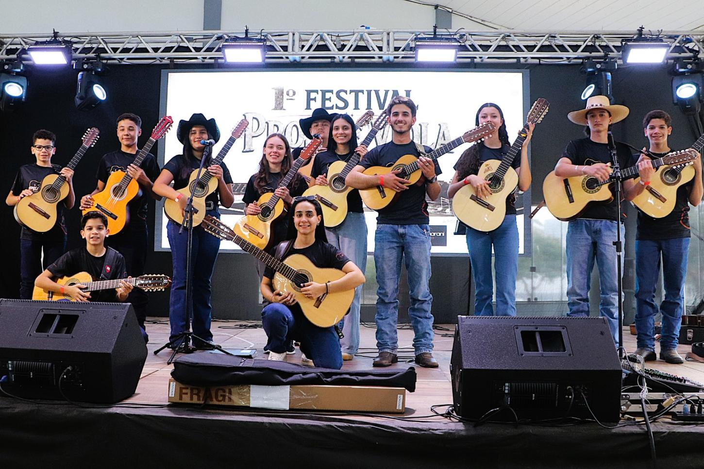 JOVENS VIOLEIROS DE ITAIPULÂNDIA PARTICIPAM DO 1º FESTIVAL PROSA E VIOLA NO LAGO DE ITAIPU