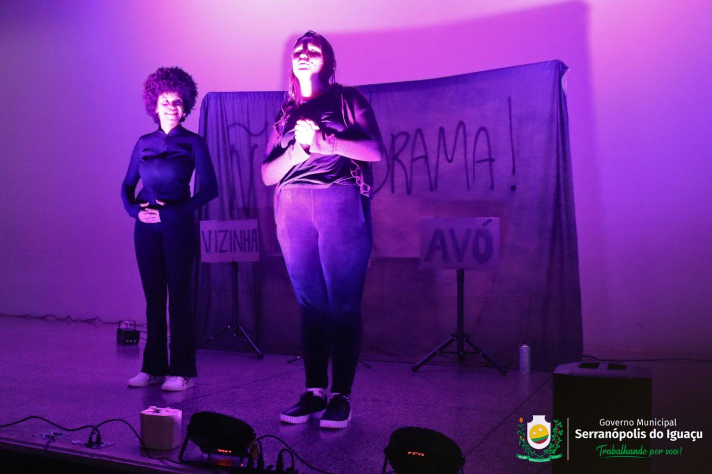 TEATRO LEVA DEBATE SOBRE SAÚDE EMOCIONAL A ESTUDANTES DE SERRANÓPOLIS DO IGUAÇU