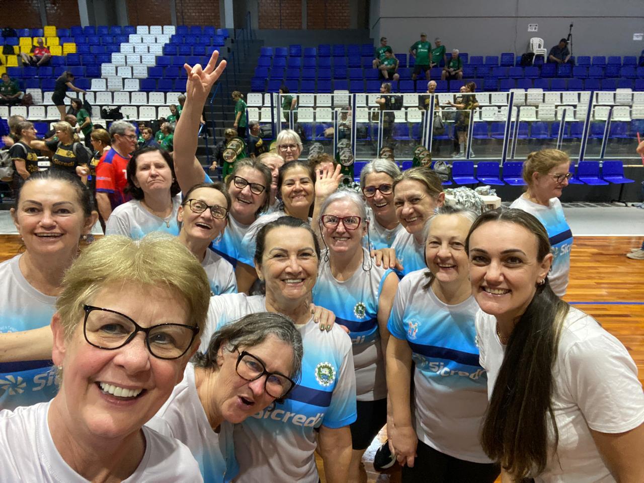 TERCEIRA IDADE DE ITAIPULÂNDIA CONQUISTA PÓDIOS NA GRANDE FINAL DO III CIRCUITO OESTE SICREDI DE VÔLEI DE CÂMBIO