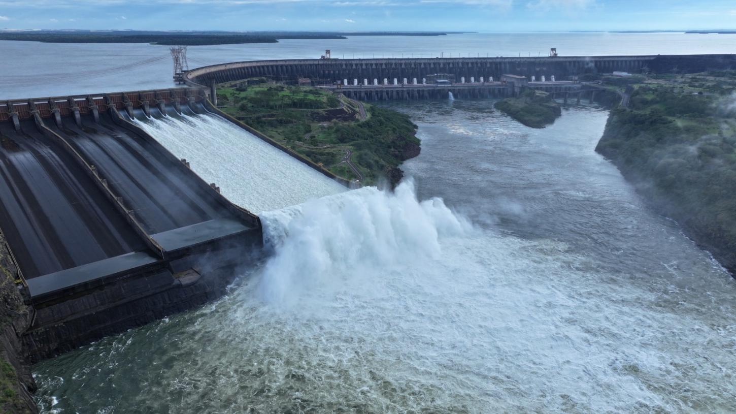 VERTEDOURO DE ITAIPU É ABERTO APÓS CHUVAS NA REGIÃO