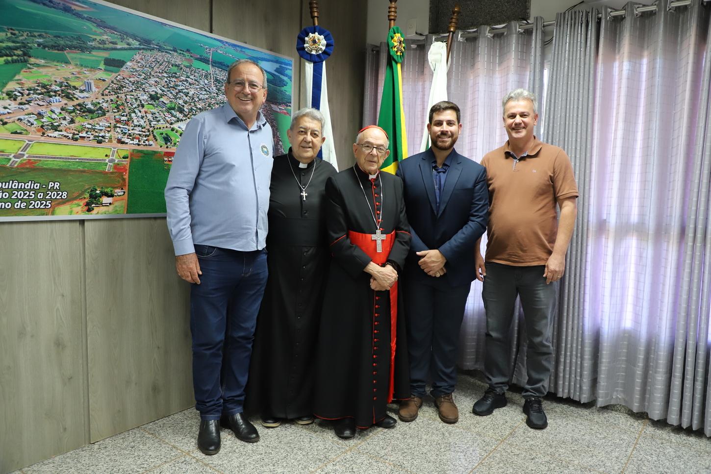 ADMINISTRAÇÃO MUNICIPAL RECEBE CARDEAL DOM RAYMUNDO DAMASCENO EM ITAIPULÂNDIA