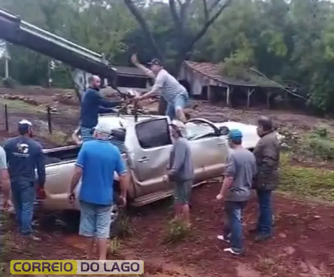 HILUX COM CINCO OCUPANTES CAPOTA VÁRIAS VEZES ENTRE DOM ARMANDO E MISSAL