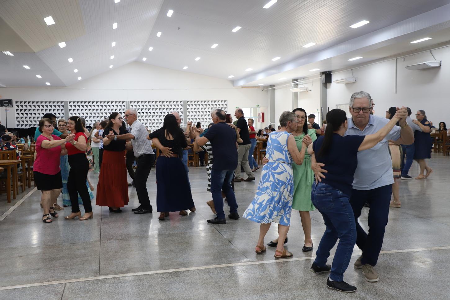 ITAIPULÂNDIA PROMOVE MATINÊ EM HOMENAGEM AO DIA DO IDOSO
