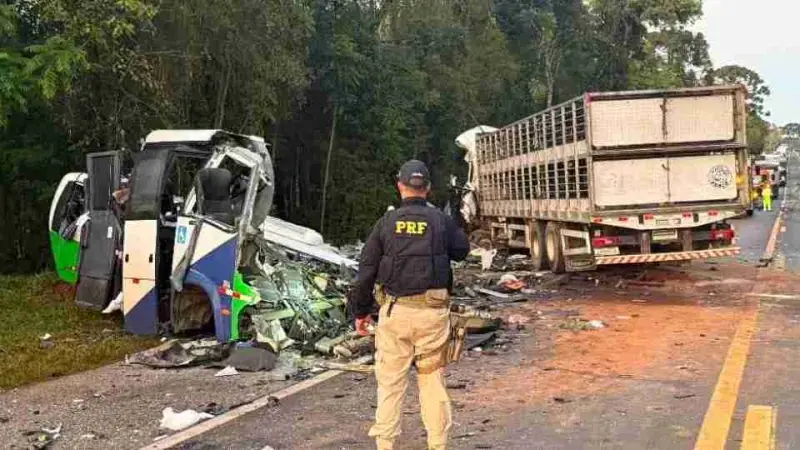 POLÍCIA CIVIL APONTA CULPA DE AMBOS OS MOTORISTAS EM ACIDENTE COM 23 MORTES NO PARANÁ