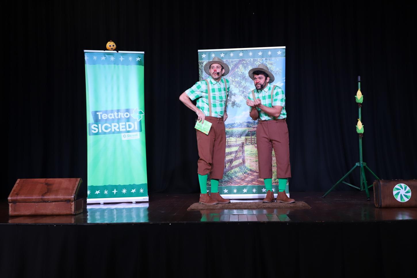 SICREDI E ADMINISTRAÇÃO MUNICIPAL PROMOVEM TEATRO SOBRE EDUCAÇÃO FINANCEIRA PARA ALUNOS DE ITAIPULÂNDIA