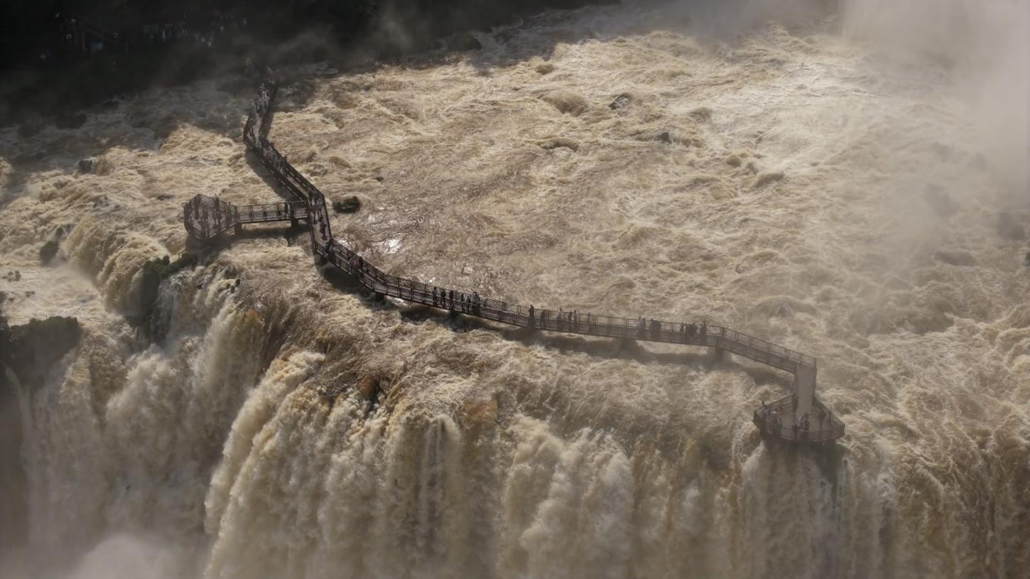 VAZÃO DO RIO IGUAÇU CHEGA A QUASE SEIS VEZES A MÉDIA E FECHA PASSARELA DAS CATARATAS