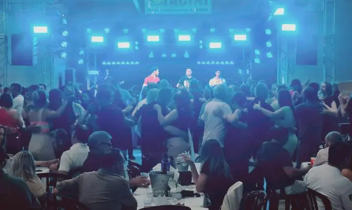 2º BAILE DE CASAIS DA ACIAI REÚNE PÚBLICO E MARCA NOITE DE CONFRATERNIZAÇÃO NO CARAMURU