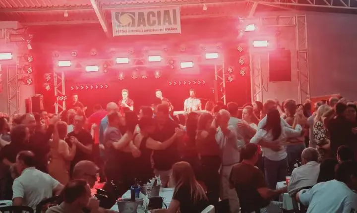 2º BAILE DE CASAIS DA ACIAI REÚNE PÚBLICO E MARCA NOITE DE CONFRATERNIZAÇÃO NO CARAMURU