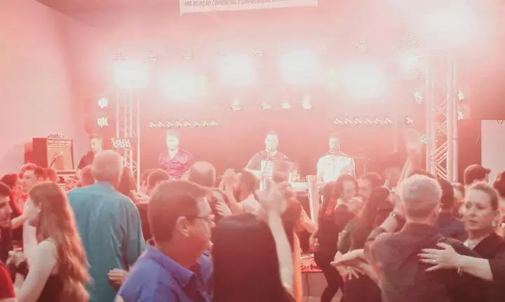 2º BAILE DE CASAIS DA ACIAI REÚNE PÚBLICO E MARCA NOITE DE CONFRATERNIZAÇÃO NO CARAMURU