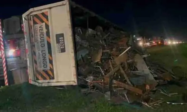 AÇAMBA CARREGADA COM ENTULHOS TOMBA E CAUSA LENTIDÃO NA BR-277