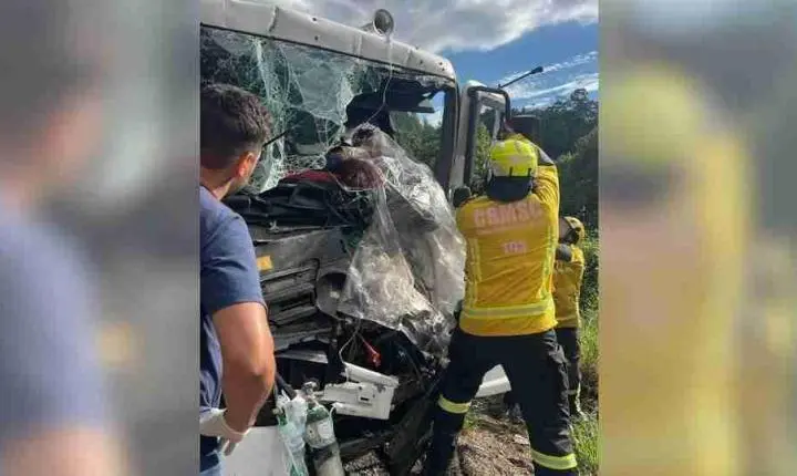 ACIDENTE ENTRE CAMINHÕES DEIXA VÍTIMA PRESA ÀS FERRAGENS NA BR-282 EM SANTA CATARINA